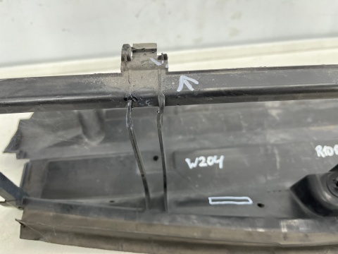 Osłona chłodnicy Mercedes W204 wlot powietrza kierownica C-klasa 07-14r. przedlift i lift a2045053430