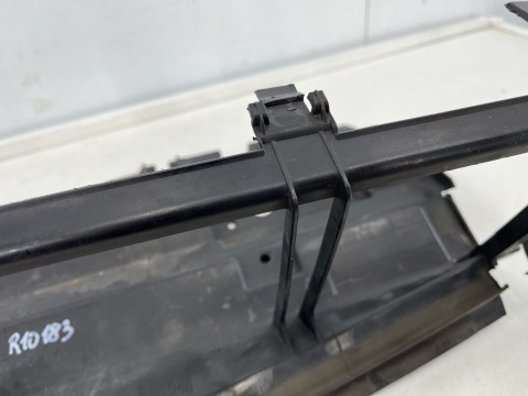 Osłona chłodnicy Mercedes W204 wlot powietrza kierownica C-klasa 07-14r. przedlift i lift a2045053430