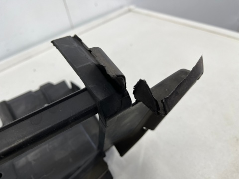 Osłona chłodnicy Mercedes W204 wlot powietrza kierownica C-klasa 07-14r. przedlift i lift a2045053430