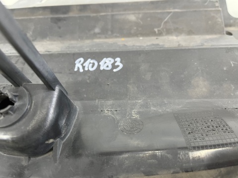 Osłona chłodnicy Mercedes W204 wlot powietrza kierownica C-klasa 07-14r. przedlift i lift a2045053430