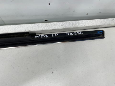 Listwa Mercedes W246 B-klasa zgarniająca zewnętrzna nakładka drzwi lewych przednich 11-18r. chrom a2467250182