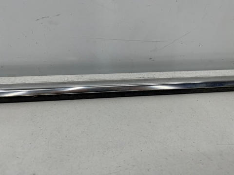 Listwa Opel Insignia A 1 I zgarniająca zewnętrzna nakładka drzwi prawych przednich 08-17r. chrom 13228110