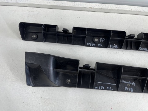 Ślizg Mercedes ML II w164 05-11r. prawe przednie tylne mocowanie progu wspornik uchwyt komplet a1646982827 a1646981427