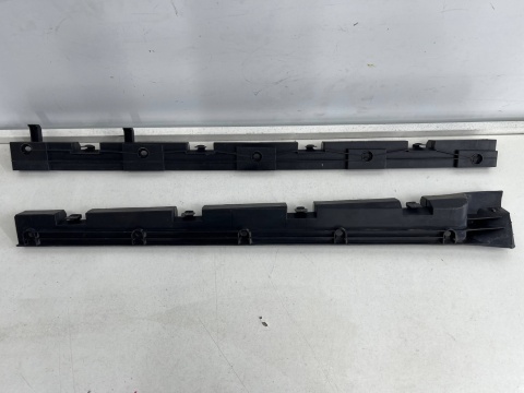 Ślizg Mercedes ML II w164 05-11r. prawe przednie tylne mocowanie progu wspornik uchwyt komplet a1646982827 a1646981427